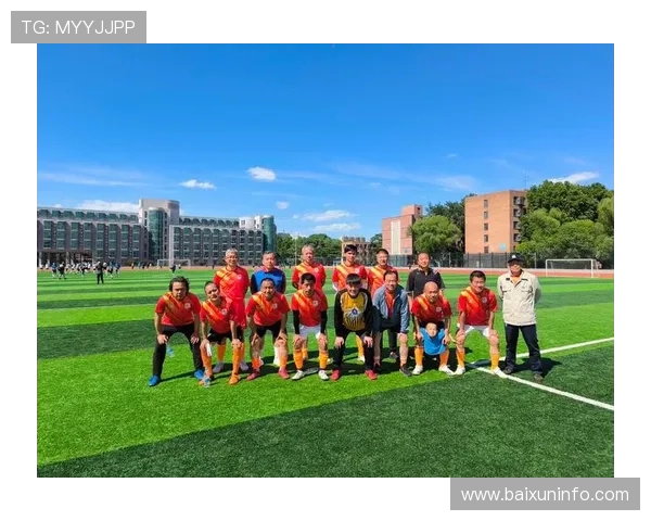 足球明星齐聚一堂大头合照展现团结与友谊的精彩瞬间