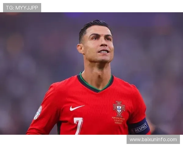 身体强壮的足球明星如何通过锻炼与饮食塑造完美体型与竞技状态 身体强壮的足球明星如何通过锻炼与饮食塑造完美体型与竞技状态