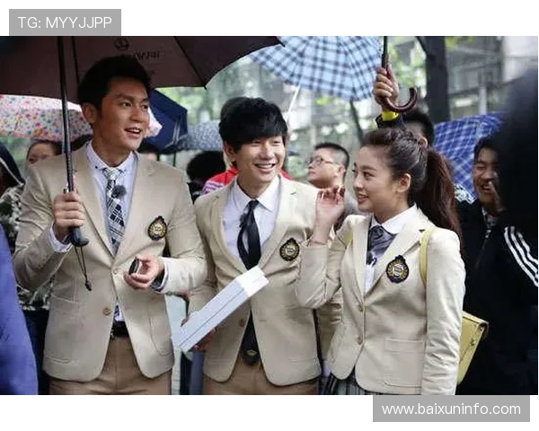 跑男团队化身足球明星展开激烈对抗赛展现运动魅力与团队精神 跑男团队化身足球明星展开激烈对抗赛展现运动魅力与团队精神